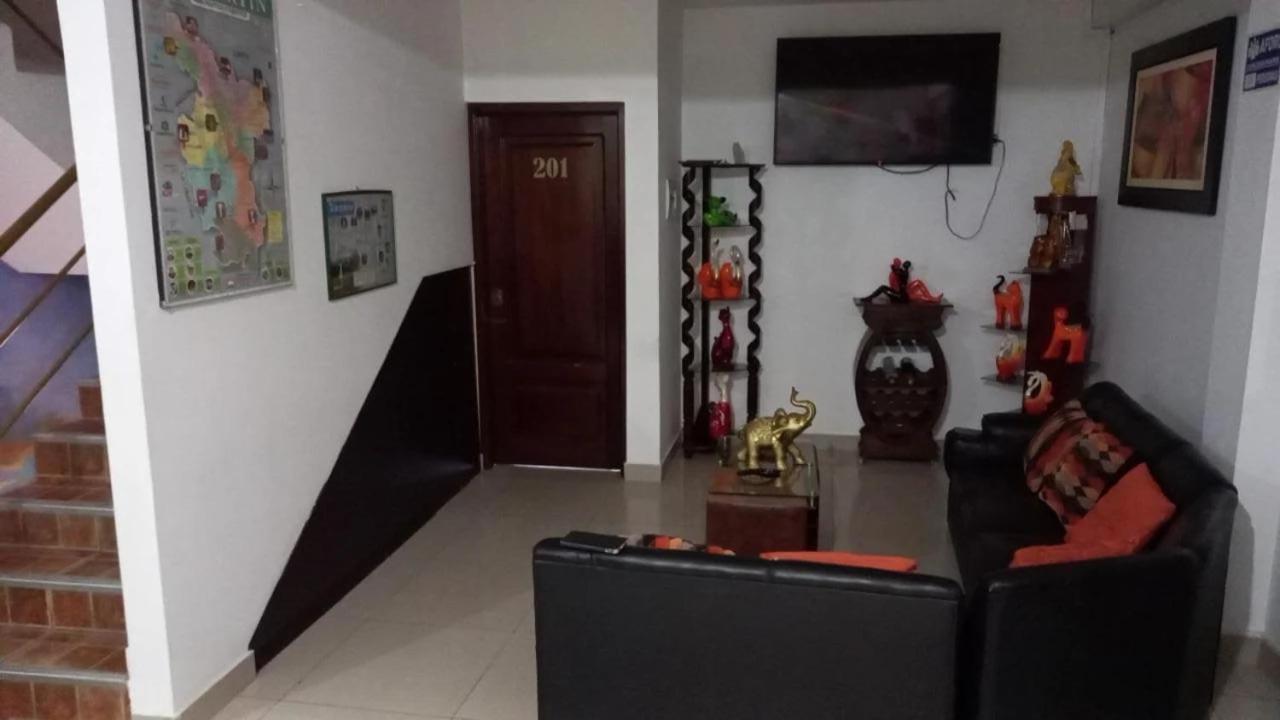 Hospedaje Renzo Tarapoto Esterno foto